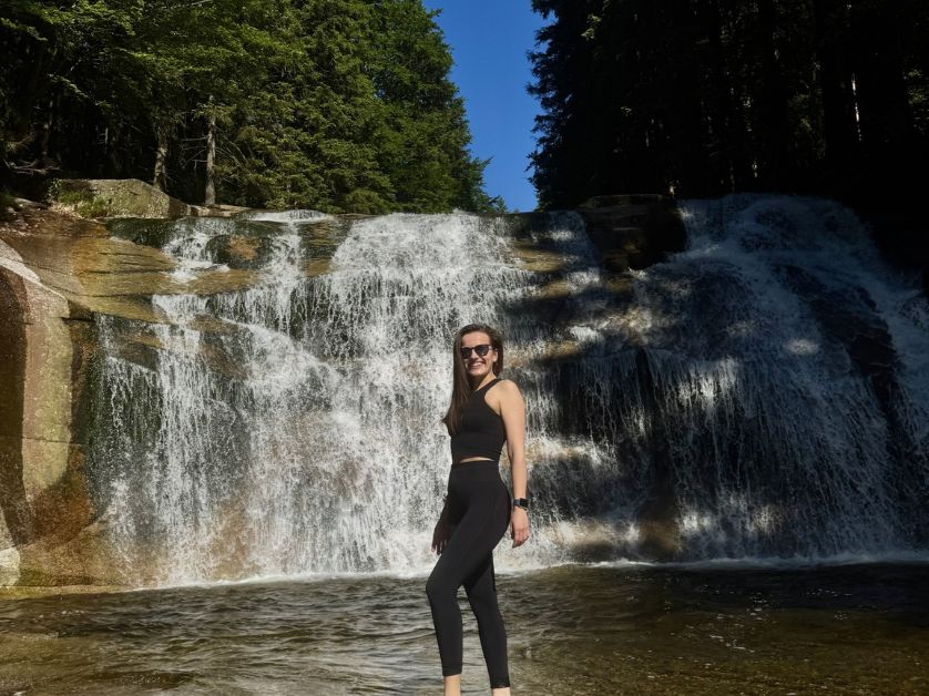 Маріанна Палок біля водоспаду
