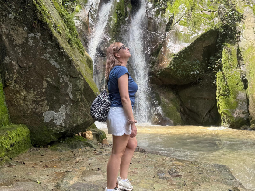 Tatiana Belkovskaia u vodopádu